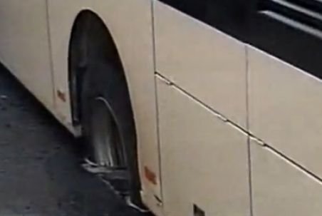 Un autobuz a rămas suspendat în centrul Capitalei după ce a intrat într-o groapă