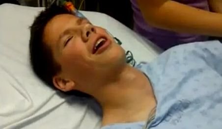 Râzi cu lacrimi! Reacţie ciudată a unui băiat aflat sub anestezie