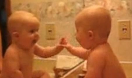 Uite cum reacţionează o fetiţă când se vede pentru prima dată în oglindă