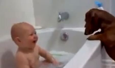 Cel mai simpatic bebeluş face baie râzând în hohote