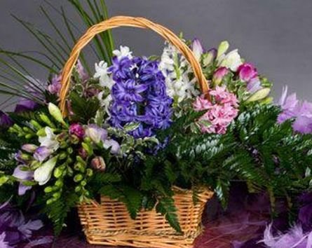 1 Martie cu buget limitat. Buchetele de trandafiri şi florile exotice, ocolite de cumpărători