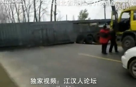 A blocat şoseaua cu un camion supradimensionat: Vezi ce colos a încercat să întoarcă pe drum public