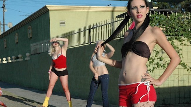 Sclavie sexuală. Tinerele din Spania obligate să se prostitueze sunt marcate cu coduri de bare 