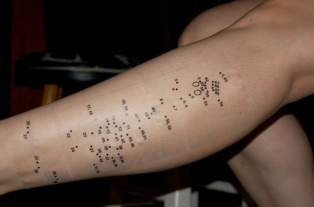 E cel mai original tatuaj din 2012. Uneşte punctele şi vei fi uimit de rezultat