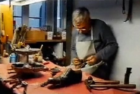 Românul care a transformat meseria de pantofar în artă, într-un atelier vienez. Află povestea lui „În premieră“