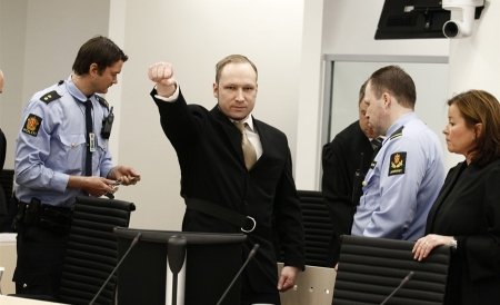Un bărbat a încercat să se incendieze în faţa tribunalului unde are loc procesul teroristului Breivik