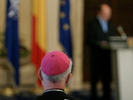 Un cardinal printre turnători. Pedofilie, răutăţi, scandaluri, scoase la iveală de liderii catolici