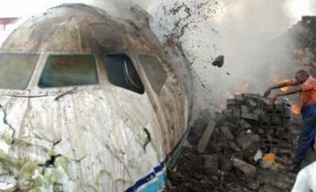 Un avion de linie cu 153 de pasageri la bord s-a prăbuşit într-un cartier din Lagos