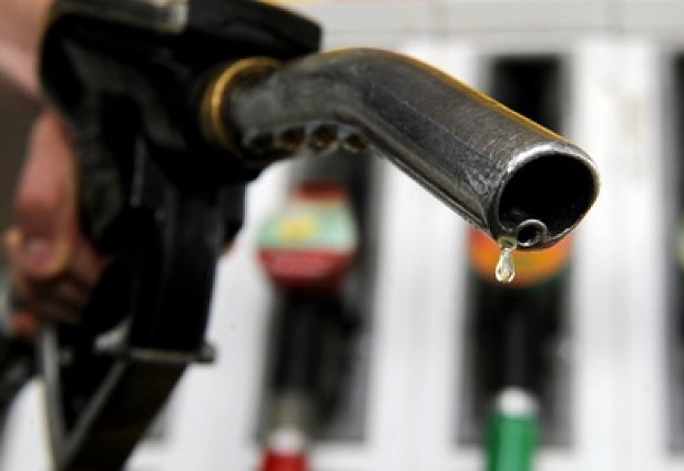 Câţi bani băgăm în buzunare petroliştilor cu fiecare litru de carburant cumpărat. Cum participă o ţară întreagă la îmbogăţirea lor