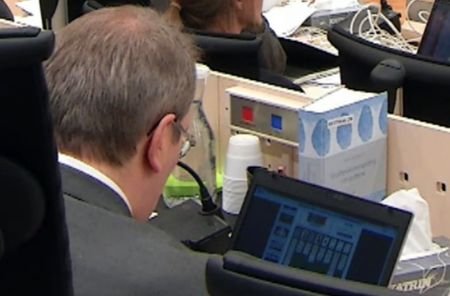 Judecător în procesul lui Breivik, surprins jucând Solitaire în timpul procesului. Reacţia Tribunalului, uluitoare