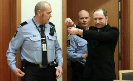 Doi experţi psihiatri: Breivik este psihotic şi, deci, iresponsabil penal. Ce pedeapsă ar putea primit autorul masacrului din Norvegia