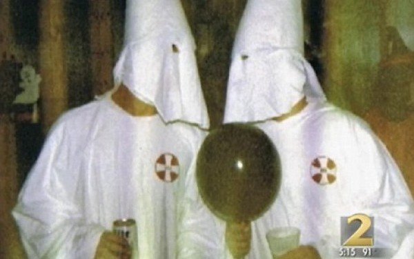 Fotografia care l-a demascat. Un fost membru Ku Klux Klan candida pentru o funcţie publică în oraş. Autorităţile au luat foc