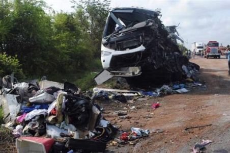 Cel puţin 26 de morţi şi 23 de răniţi, după prăbuşirea unui autobuz într-o prăpastie din Mexic