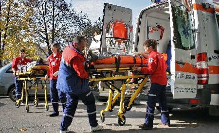 Trei persoane au fost rănite, în Cluj, după ce maşina în care se aflau s-a răsturnat într-o prăpastie