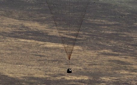O capsulă Soyuz cu trei astronauţi la bord a aterizat în Kazahstan