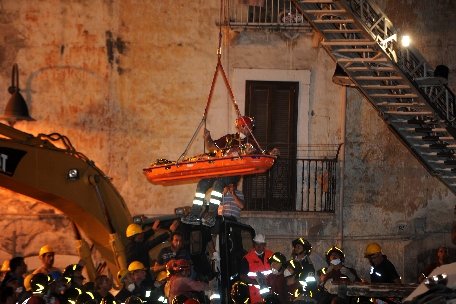 Un român a murit după ce a adormit pe acoperişul unei clădiri şi a căzut, în somn