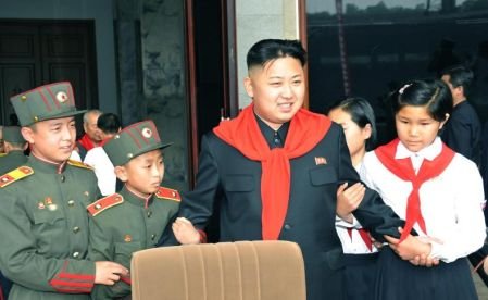 Kim Jong-un îşi consolidează puterea asupra armatei. Liderul Coreei de Nord a primit titlul de mareşal