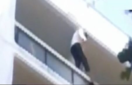 Faceţi cunoştinţă cu &quot;Omul Păianjen&quot; al României! Vezi cum se caţără pe balustrade, la etajul cinci al unui hotel 