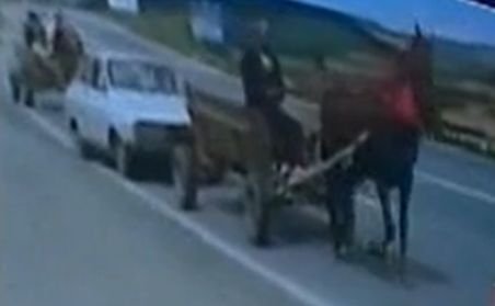 Se întâmplă doar în România: Maşina cu un cal putere, cel de la căruţă 