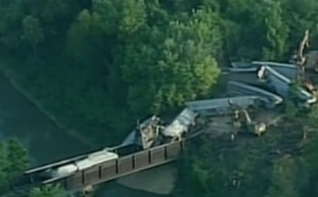 Accident feroviar spectaculos în Kansas: Trei vagoane s-au prăbuşit într-un râu