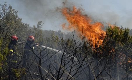 Românii sunt sfătuiţi să nu se aventureze pe traseele alpine din Croaţia, din cauza incendiilor de vegetaţie