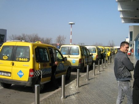 Aproape 50 de taximetrişti de la Aeroportul Otopeni, sancţionaţi în urma controalelor