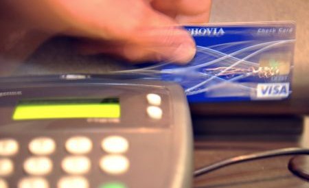 Nou sistem de plată la tarabe: Poţi plăti zarzavaturile cu cardul