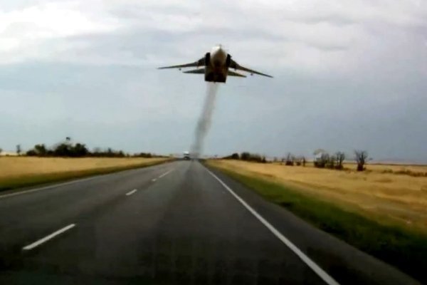 SHOW aviatic inedit deasupra unei autostrăzi din Rusia