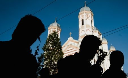 În România apar sute de biserici anual. Vezi reacţia bisericii, după materialul filmat cu camera ascunsă