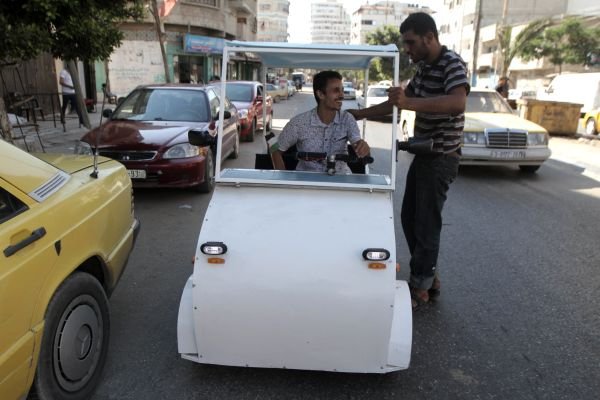 Un inventator palestinian a construit prima maşină electrică din Fâşia Gaza