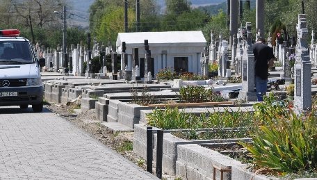 Descinderi la cimitirele din Capitală. Poliţia verifică firmele care oferă servicii funerare