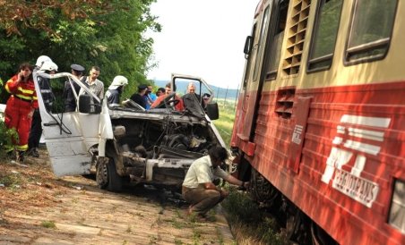 Două persoane au murit, după ce un microbuz a fost lovit de un tren, la Huedin