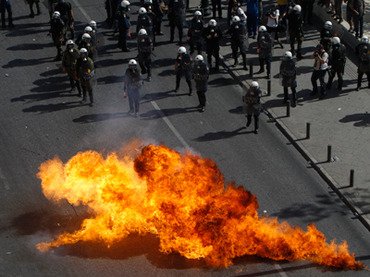 Grevă generală în Grecia. Demonstranţii se bat cu poliţiştii pe străzile Atenei