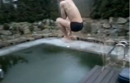 Video VIRAL: Ce a păţit un tânăr care s-a aruncat într-o piscină îngheţată