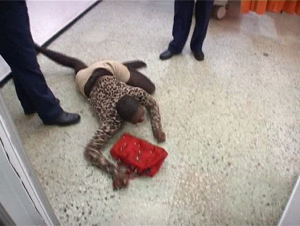 ”Circ și panaramă” la Poliție. O Congoleză beată a vrut să mănânce procesul verbal