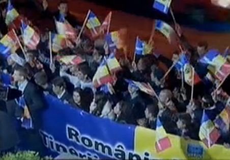 Zeci de copii au venit în faţa sediului Antena 3 în semn de solidaritate cu campania &quot;Pe Tricolor e scris Unire!&quot; 