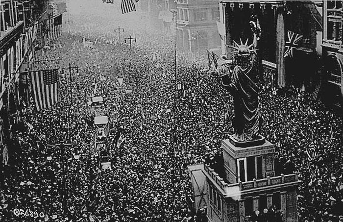 Aşa arată 1 MILION de oameni în stradă. Fotografii impresionante realizate la finalul Primului Război Mondial