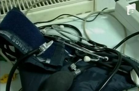 Medic din Reşiţa, acuzat de neglijenţă de mama unui băieţel de 2 ani, bolnav de meningită