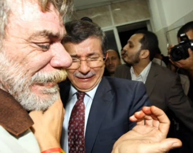 Ministrul de Externe turc plânge! Suferinţa unui tată palestinian i-a smuls lacrimile