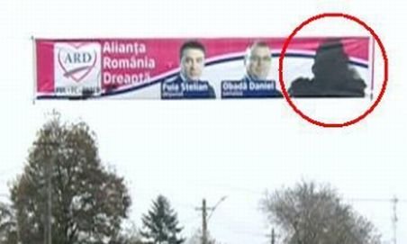 Un primar PDL şi-a şters cu trafaletul poza de pe bannerele electorale. Edilul s-a supărat pe partid