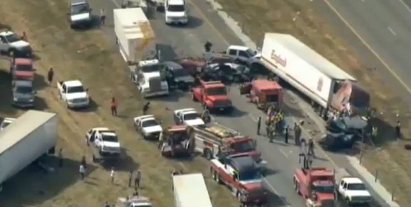 Thanksgiving NEGRU pe o autostradă din SUA. 2 morţi şi peste 50 de răniţi într-un ambuteiaj de proporţii
