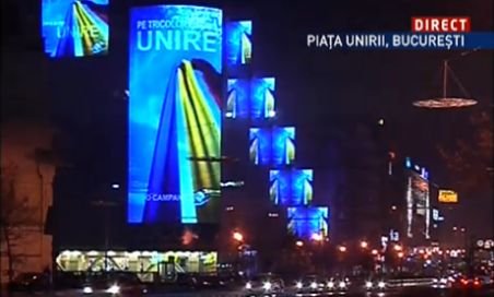 &quot;Pe tricolor e scris Unire!&quot; Gâdea, Badea, Ursu, Ciutacu şi alţi jurnalişti Antena 3 au împărţit steaguri în Piaţa Unirii