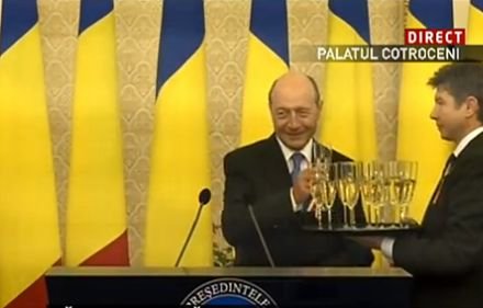 Băsescu &quot;se alătură&quot; campaniei Antenei 3: Le cere românilor să arboreze drapelul &quot;unde se poate&quot;