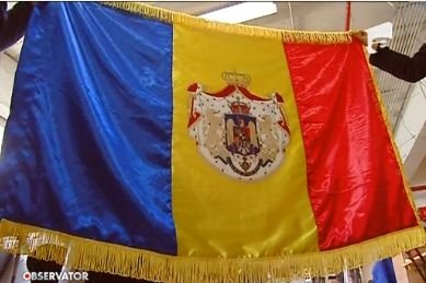 &quot;Pe tricolor e scris Unire!&quot;. Antena 3 oferă steaguri istorice românilor care participă la parada de 1 Decembrie din Capitală