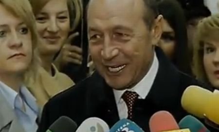 &quot;Votez pentru continuitate în drumul spre vest&quot;. Băsescu, la vot alături de fiicele sale şi de soţie