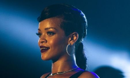 Rihanna a donat aproape 2.000.000 dolari unui spital, în semn de răsplătire faţă de pământul natal