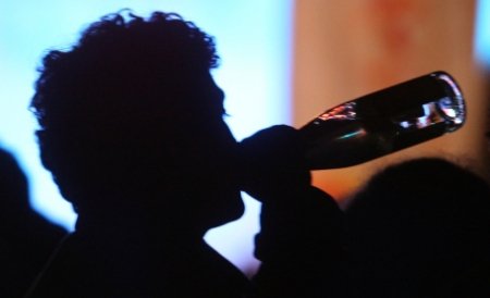 Alcool ieftin şi la orice oră: Sediul Poliţiei din Buzău, dotat cu un bar la parter 