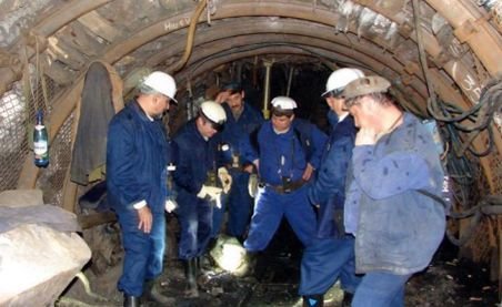 Peste 300 de mineri s-au blocat în subteran, din cauza tăierii salariilor. Negocierile cu şefia Minei Lupeni au eşuat
