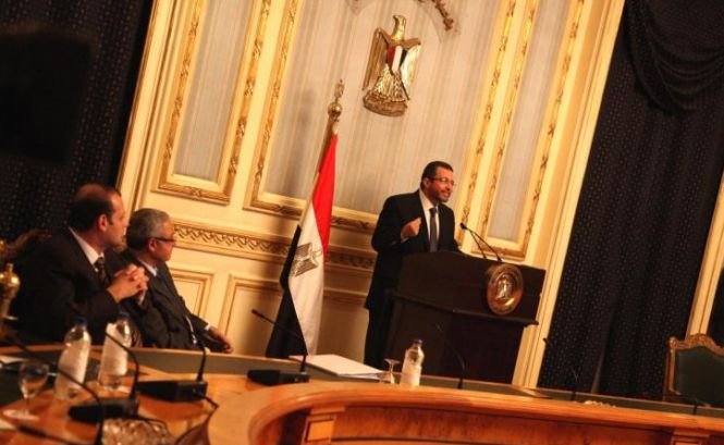 Convoiul premierului egiptean, atacat cu pietre şi sticle de manifestanţi 