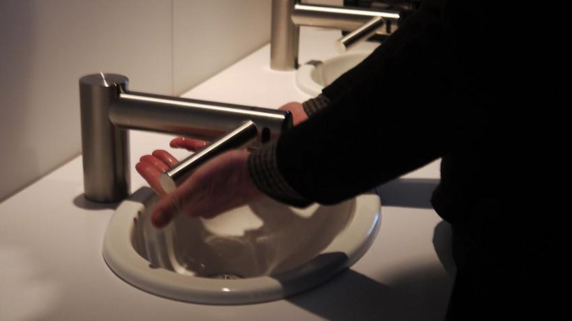 Un britanic a inventat un robinet care te şi usucă după ce te-ai spălat pe mâini